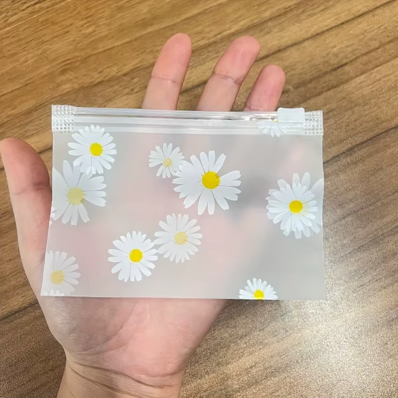 Sac zippé à imprimé marguerite 20A avec finition mate