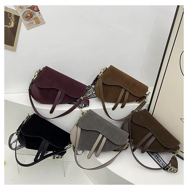Sac bandoulière tendance à large sangle