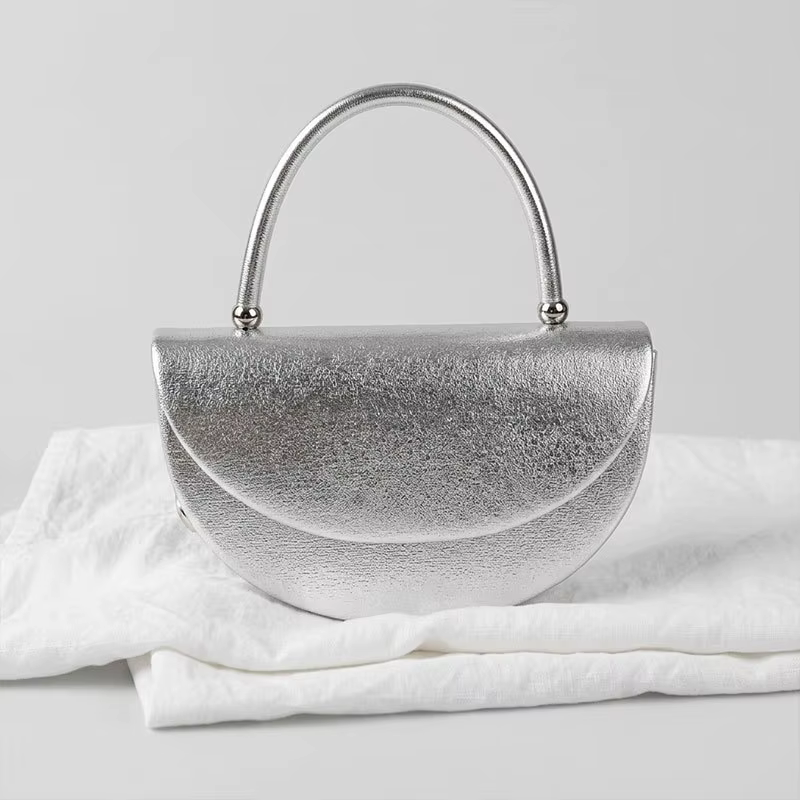 Sac à bandoulière incrusté de diamants