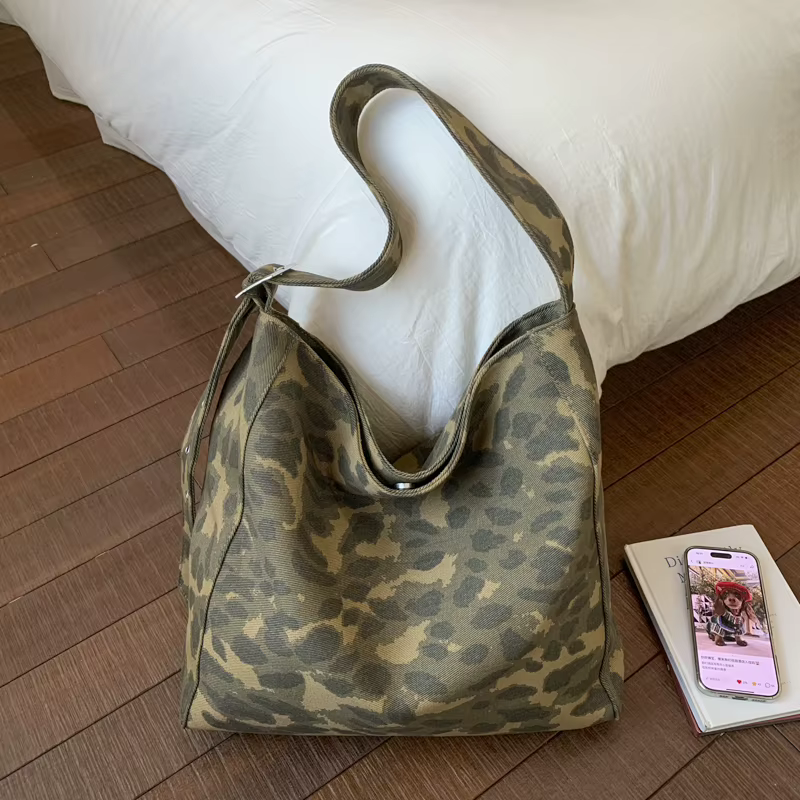 Sac à bandoulière en toile camouflage pour femmes