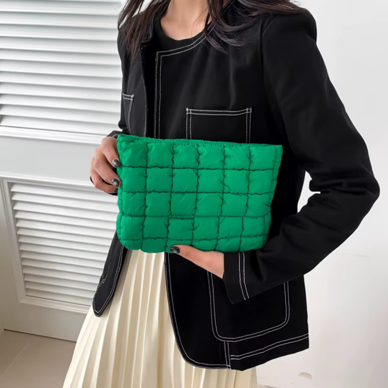 Pochette de maquillage rembourrée et matelassée pour femmes