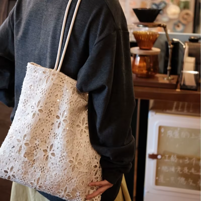 Sac à main blanc en dentelle à sequins