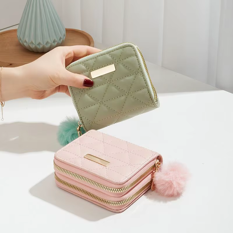 Mini portefeuille matelassé en cuir PU avec double fermeture éclair et pompon moelleux pour les trajets quotidiens