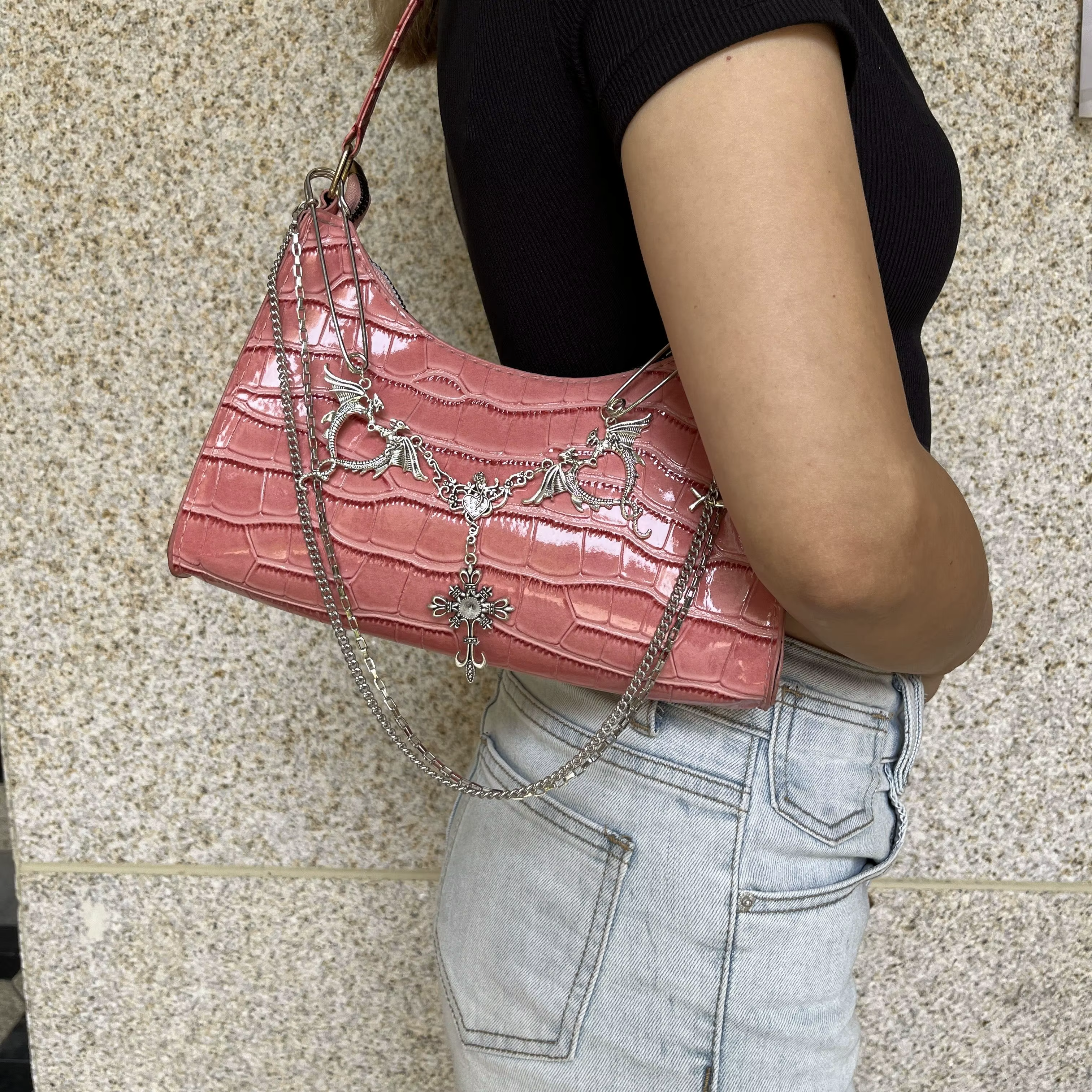Sac à main gothique Y2K avec chaîne tête de mort et croix - Petit sac à bandoulière en similicuir style punk pour femme