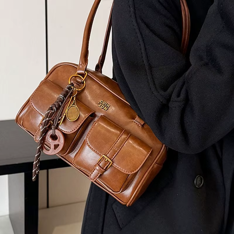 Sac à bandoulière rétro en cuir de couleur unie pour femmes