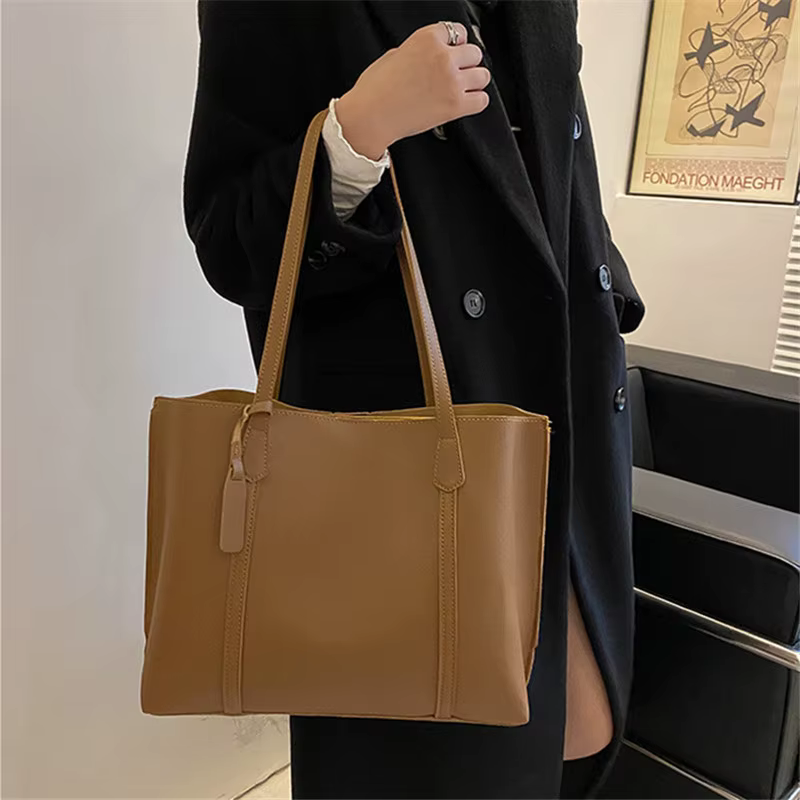 Sac fourre-tout classique en similicuir noir