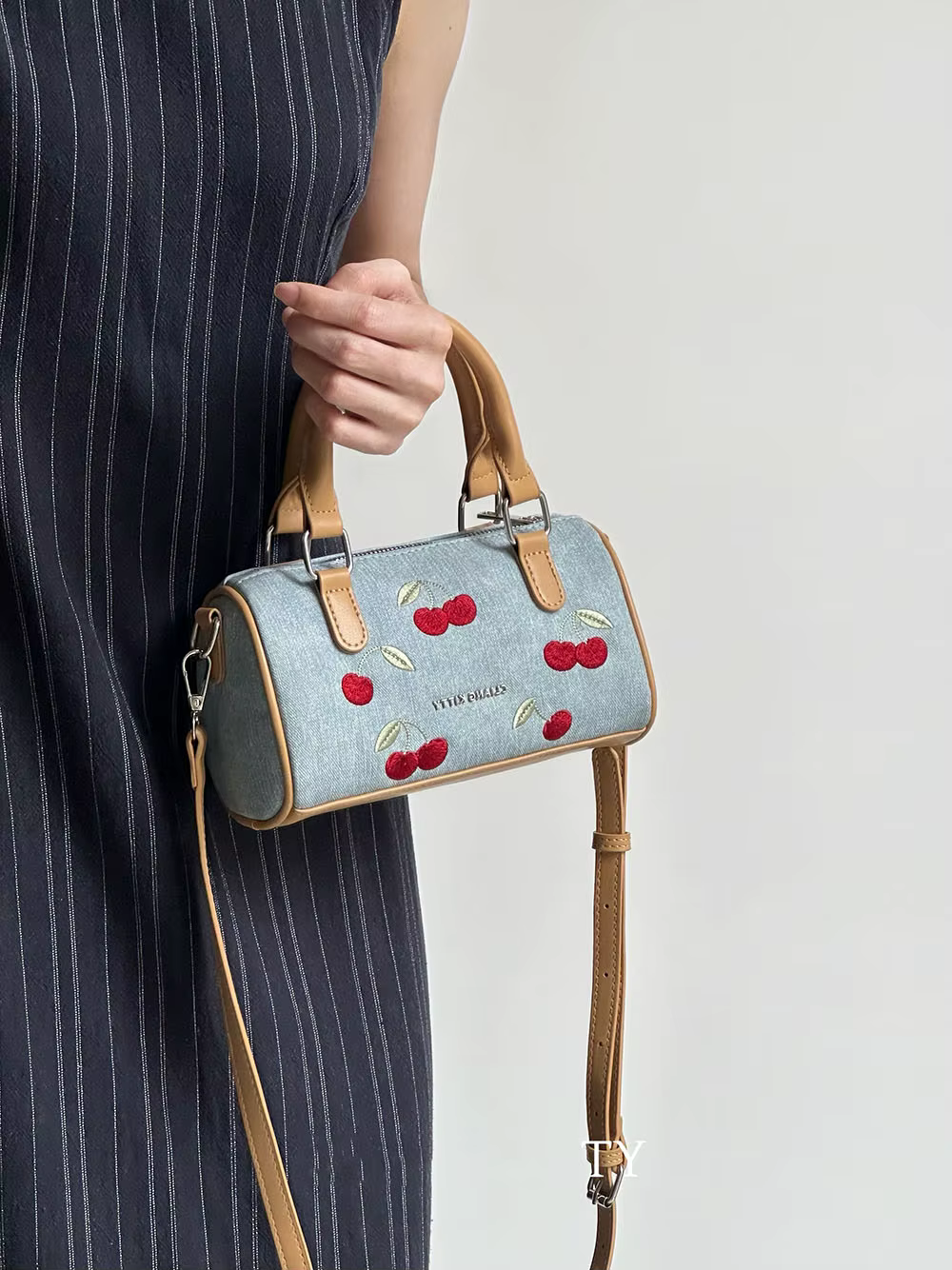 Sac à bandoulière avec motif brodé cerise
