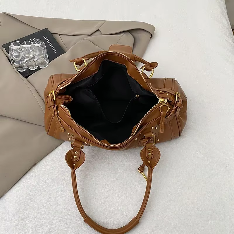 Sac à bandoulière pour femme avec fermeture éclair au design célèbre