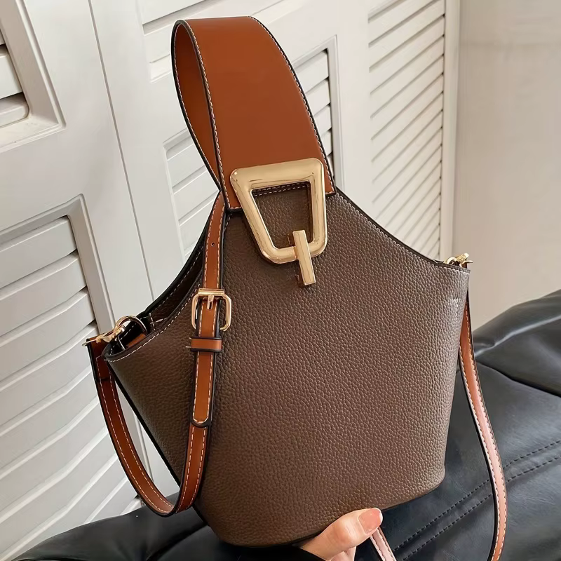 Sac seau élégant blanc texturé avec accents marron