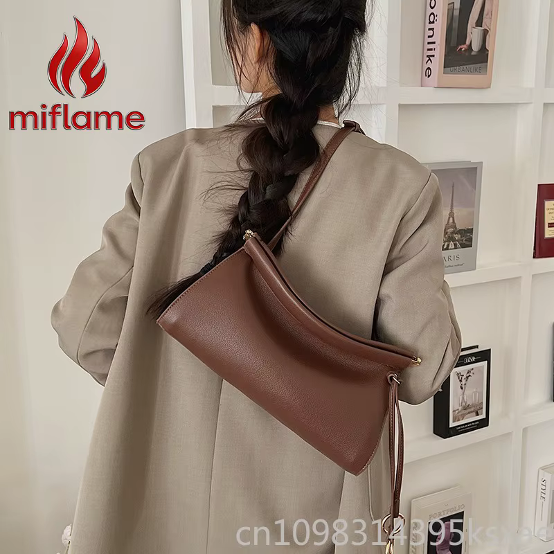 Sac à bandoulière en cuir vintage avec silhouette structurée