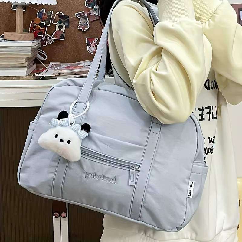 Sac fourre-tout tendance avec joli breloque en peluche pour l'épaule