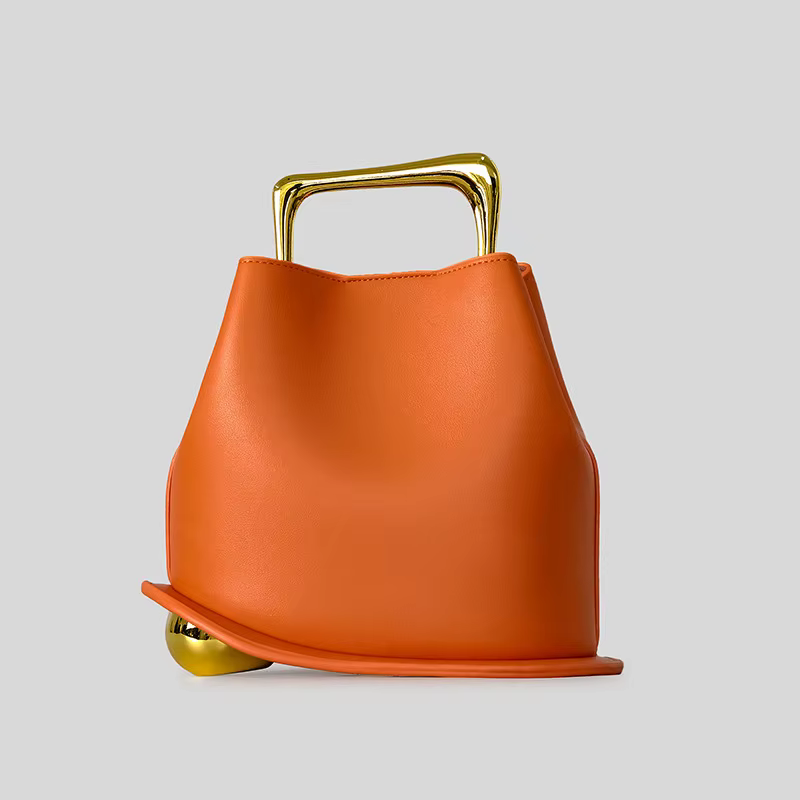 Sac seau irrégulier pour femme en cuir doré métallisé avec base en boule dorée