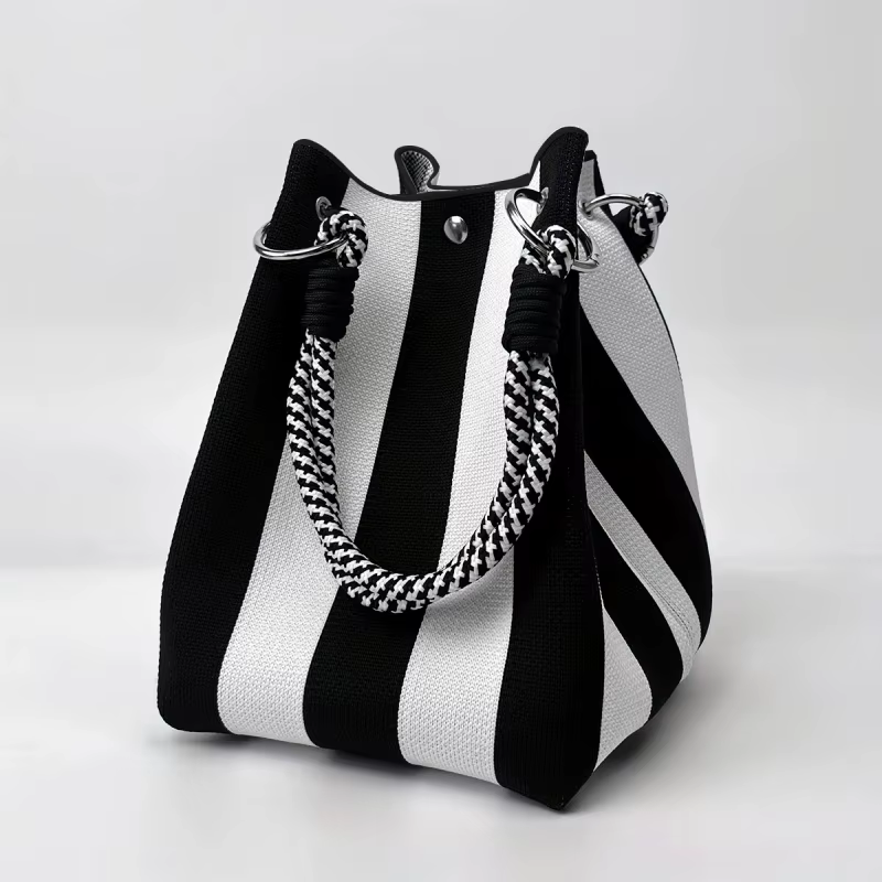 Ce sac à main rétro en tricot multicolore est simple et coloré