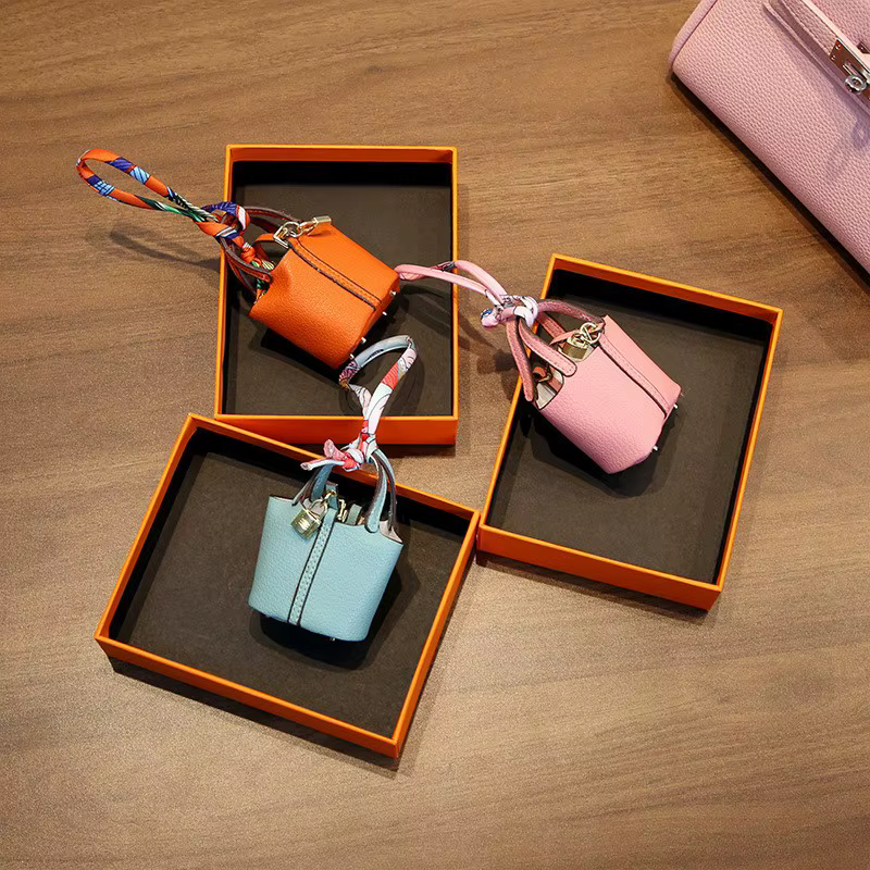Mini pendentif en cuir léger et compact pour sacs à main femme