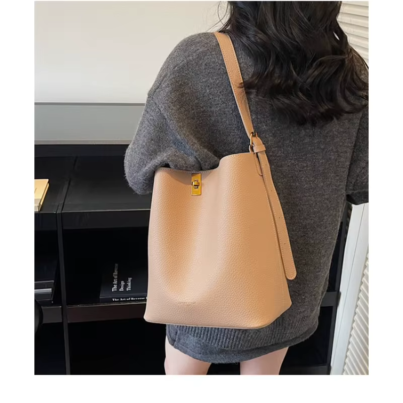 Sac seau minimaliste en similicuir camel