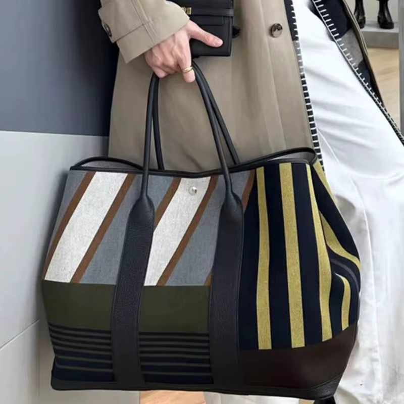 Sac fourre-tout de luxe en toile rayée avec bordure en cuir et poignées roulées