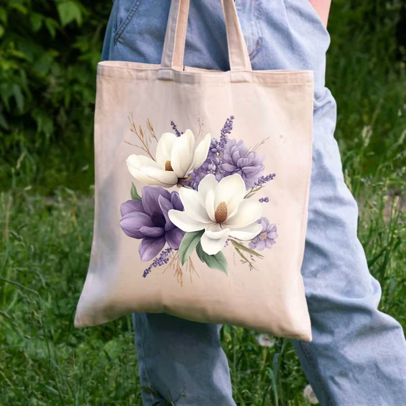 Sac fourre-tout en toile crème avec magnolia et imprimés floraux lavande pour un usage quotidien et un shopping