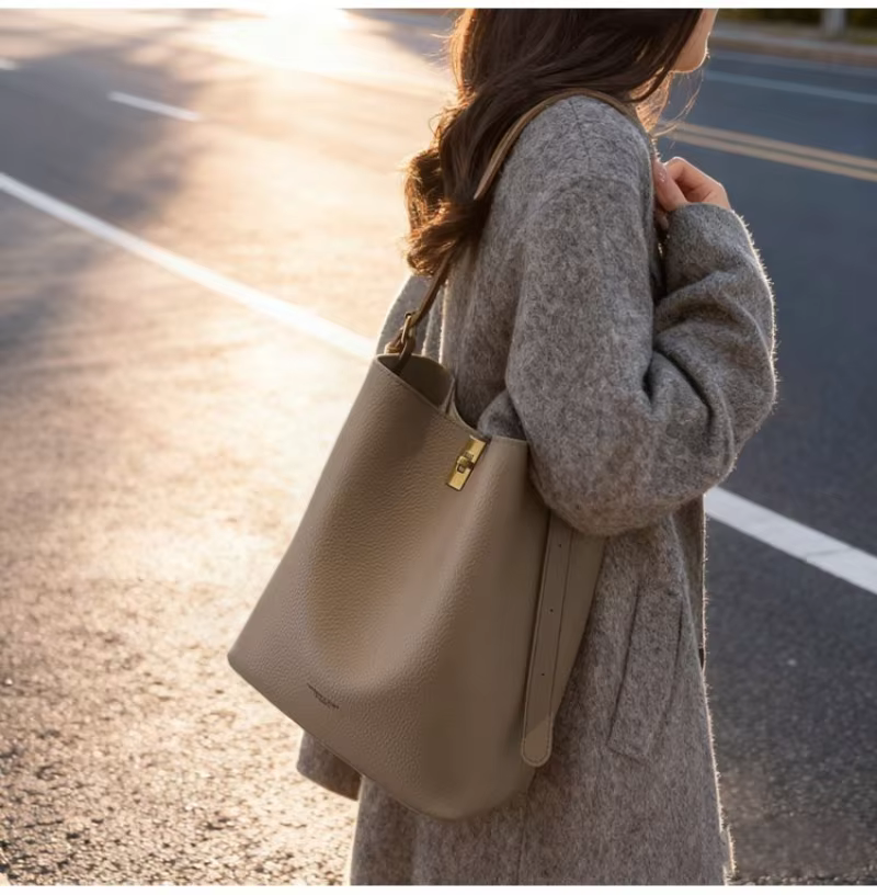Sac seau minimaliste en similicuir camel