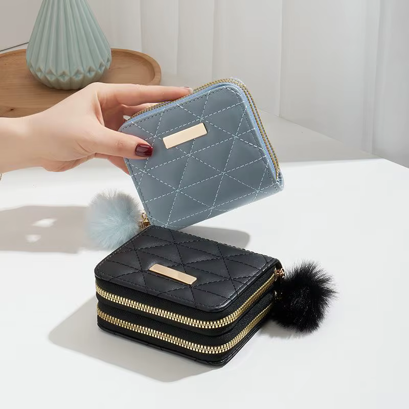 Mini portefeuille matelassé en cuir PU avec double fermeture éclair et pompon moelleux pour les trajets quotidiens