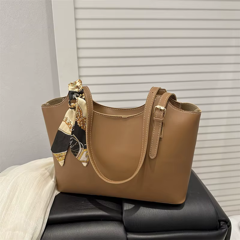Sac fourre-tout tendance avec accent élégant foulard en soie
