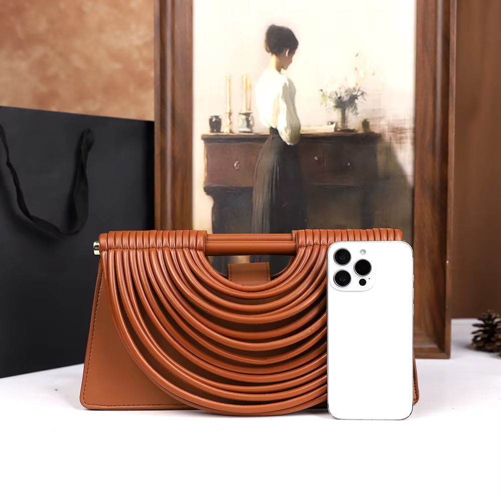 Le nouveau sac tissé à main avec lignes 2025 est un sac à main unique