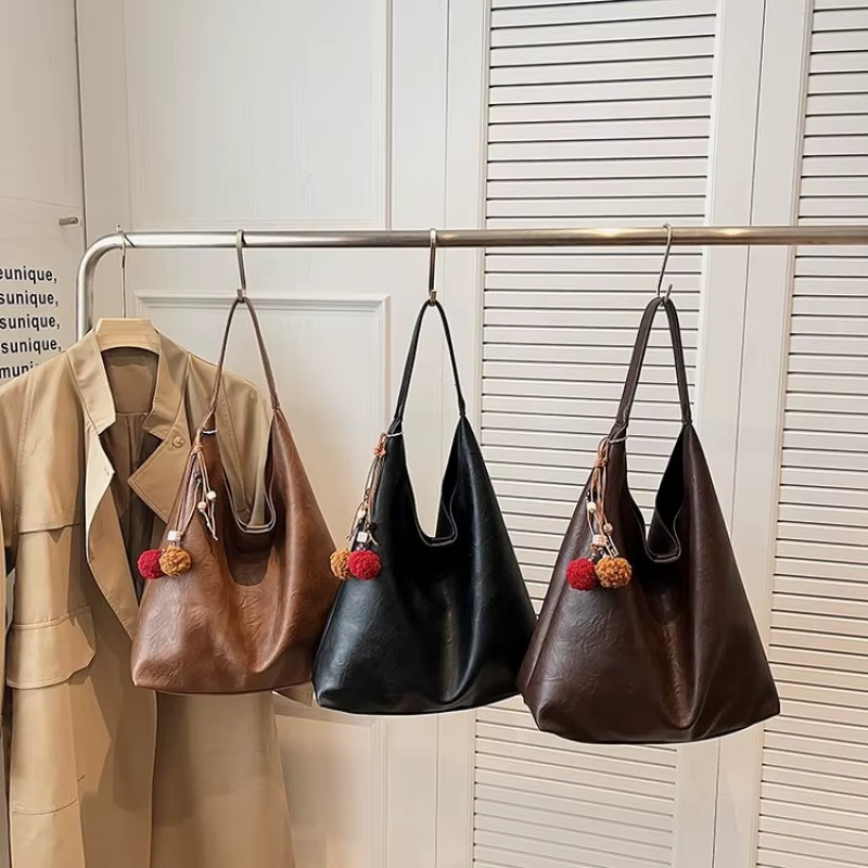 Sac à bandoulière à la mode pour femmes fabriqué en cuir fin avec charme minimaliste et matériau résistant à l'eau