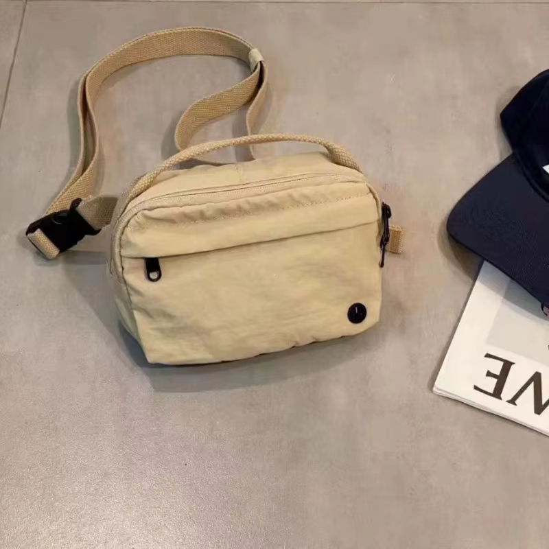 Sac bandoulière carré en toile de nylon coloré