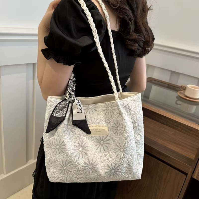 Sac fourre-tout matelassé chic avec bandoulière tressée