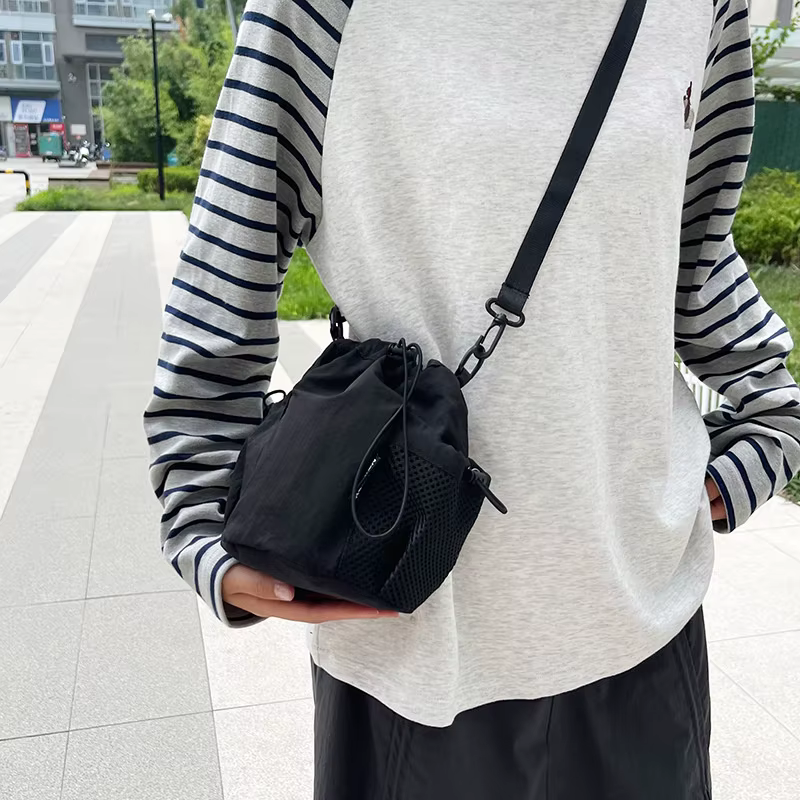 Sac seau coréen uni en nylon froissé avec cordon de serrage