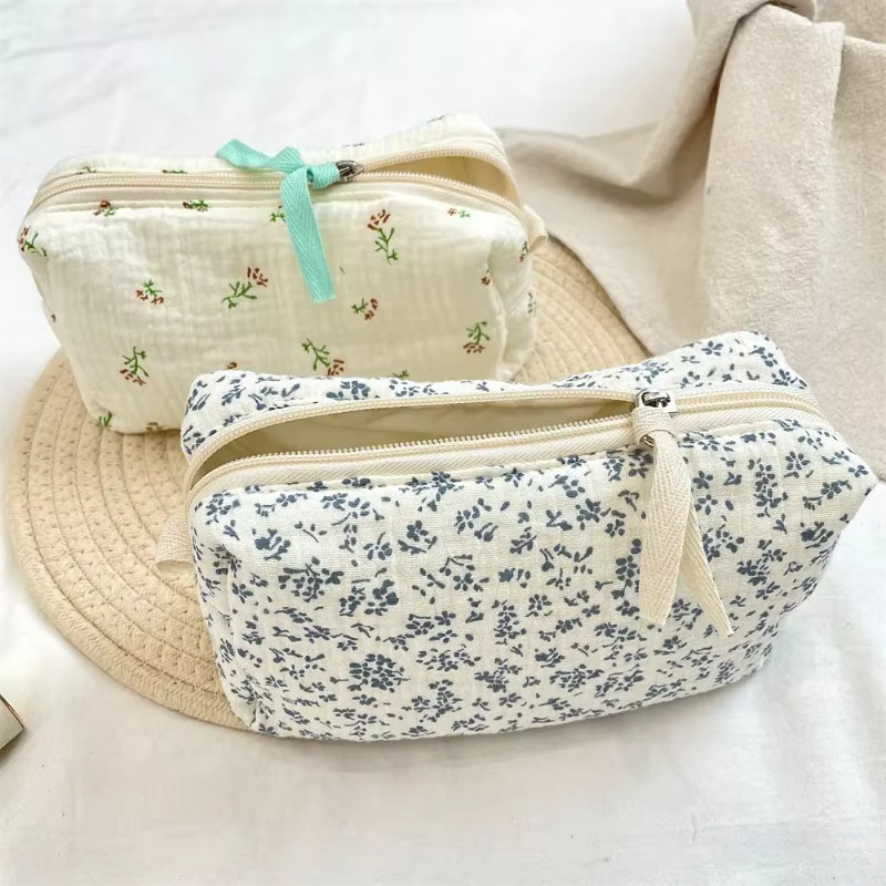 Sac à cosmétiques à fleurs bleues de grande capacité