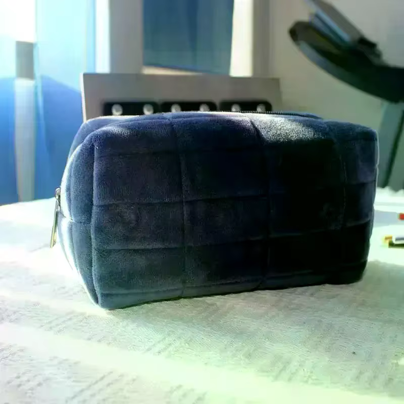 Trousse de maquillage en fourrure mignonne pour femmes