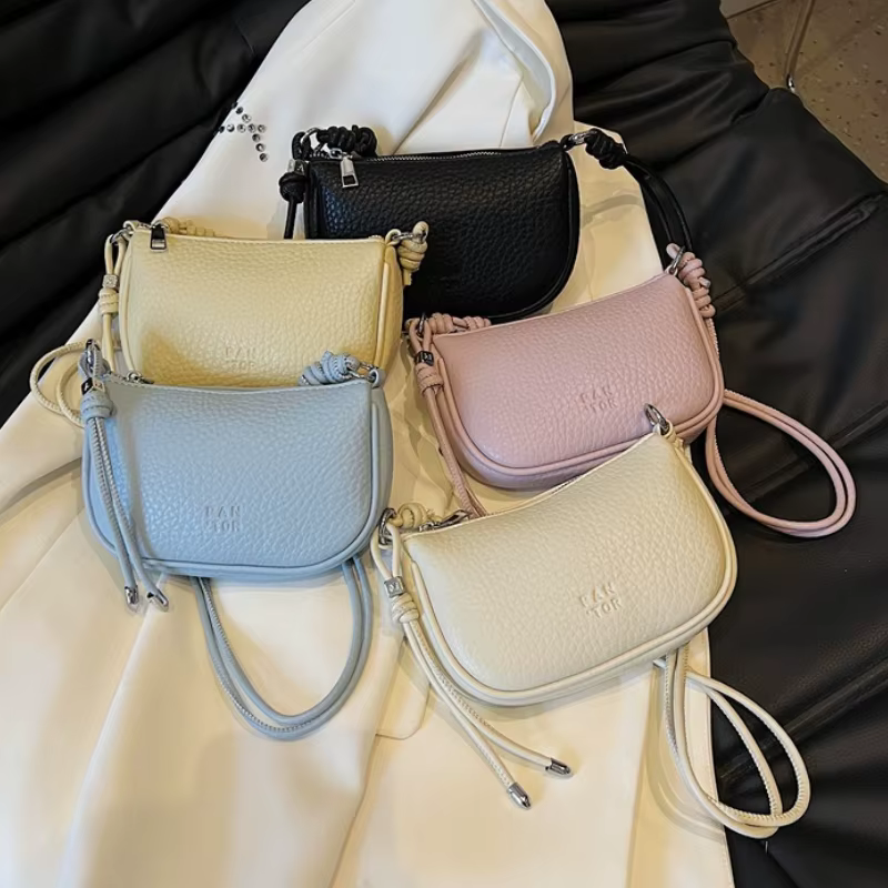 Le sac à bandoulière pour femme est à la mode