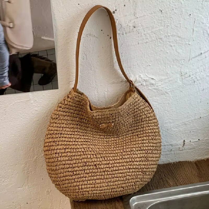 Sac à bandoulière en paille de raphia tressé