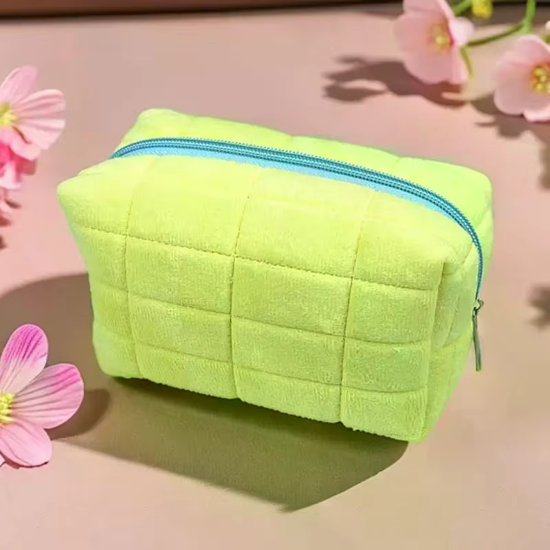 Trousse de maquillage en fourrure mignonne pour femmes