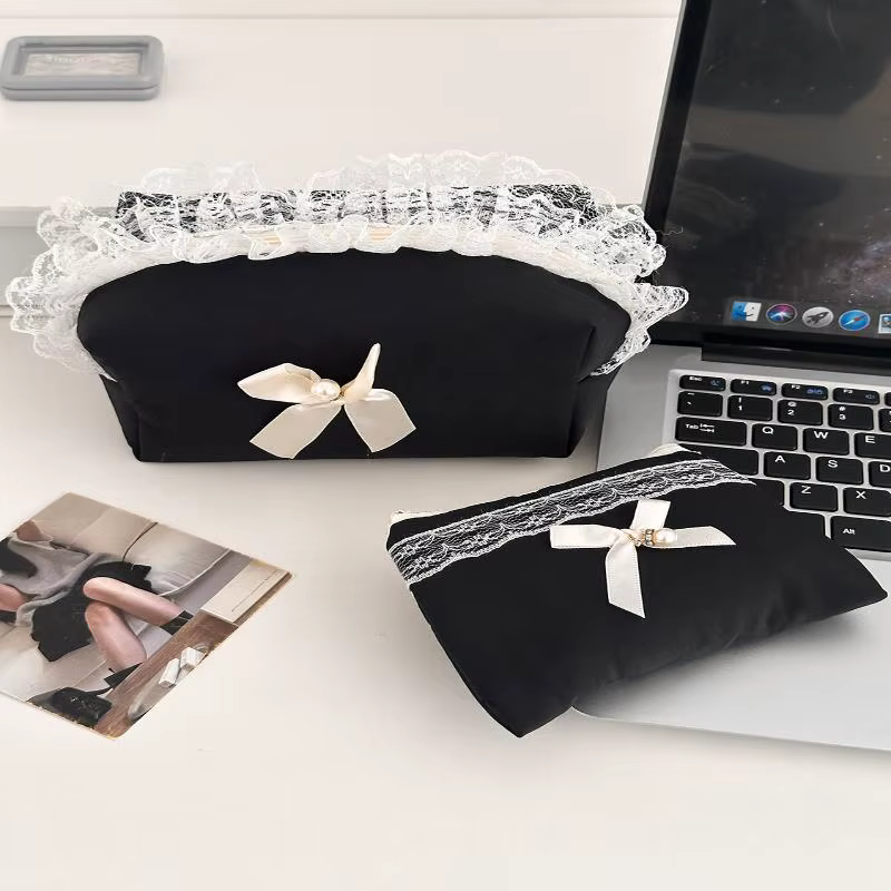 Trousse de maquillage noire en dentelle avec nœud