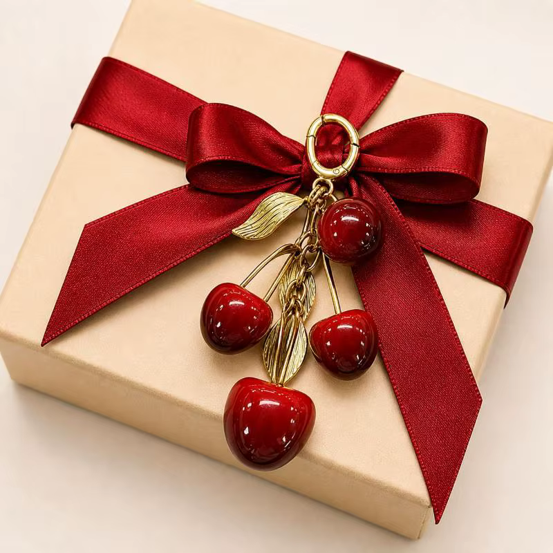 Breloques de sac cerise : Décoration de luxe pour porte-clés et accessoires de haute qualité – Cadeau stylé