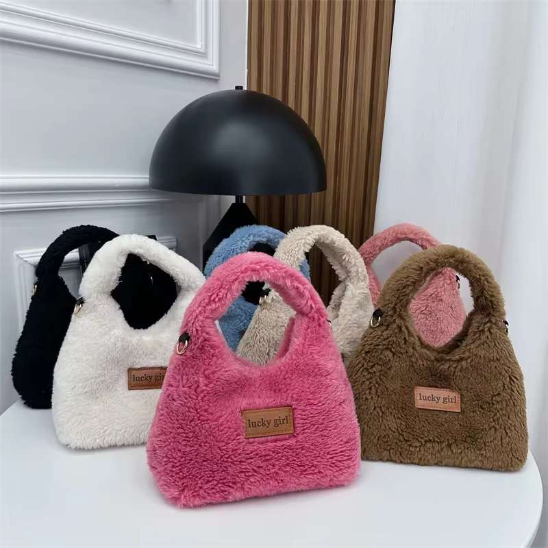 Pochette Hobos en fausse laine d'agneau pour femme