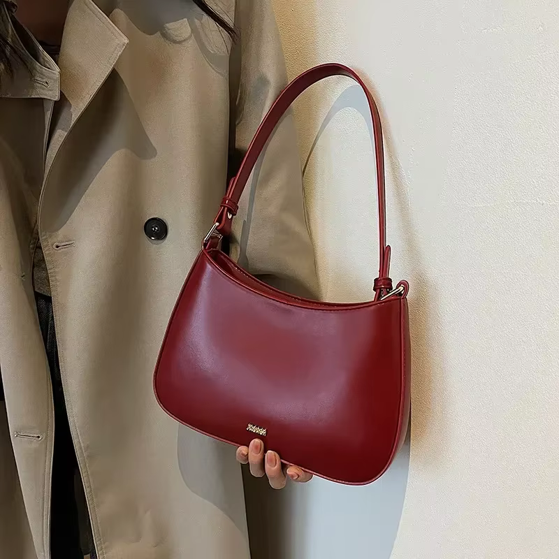 Sacs à bandoulière rouges sous les bras pour femmes