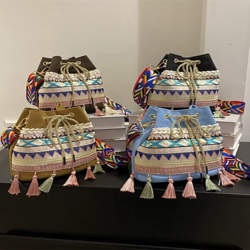 Sac seau bohème à cordon de serrage avec broderie ethnique et décorations à pompons pour les vacances