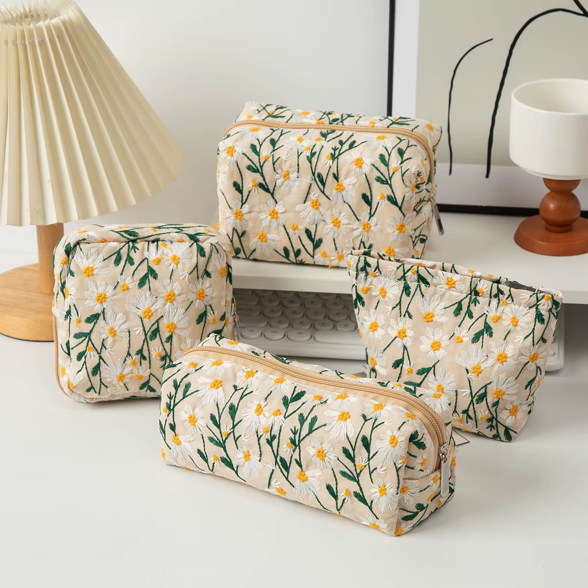 Petite trousse de maquillage brodée motif marguerite