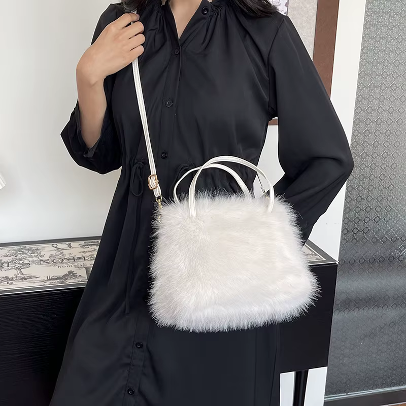 Sacs à main à pompon en fausse fourrure pour femmes, sac à bandoulière en fourrure pour dames, fourre-tout en peluche douce, sacs à bandoulière, mode hiver, nouveau cadeau 2025