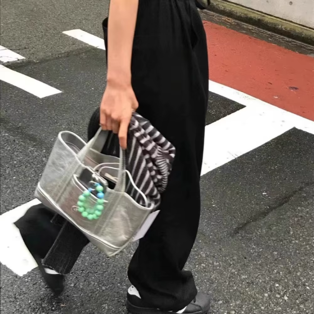 Sac à main argenté de grande capacité de style neutre moderne