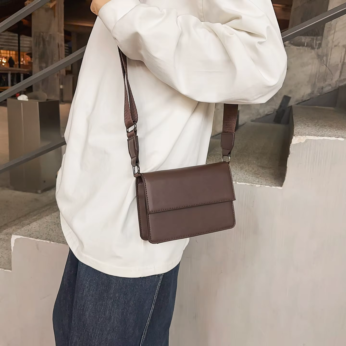 Sac à bandoulière minimaliste noir à rabat pour hommes et femmes