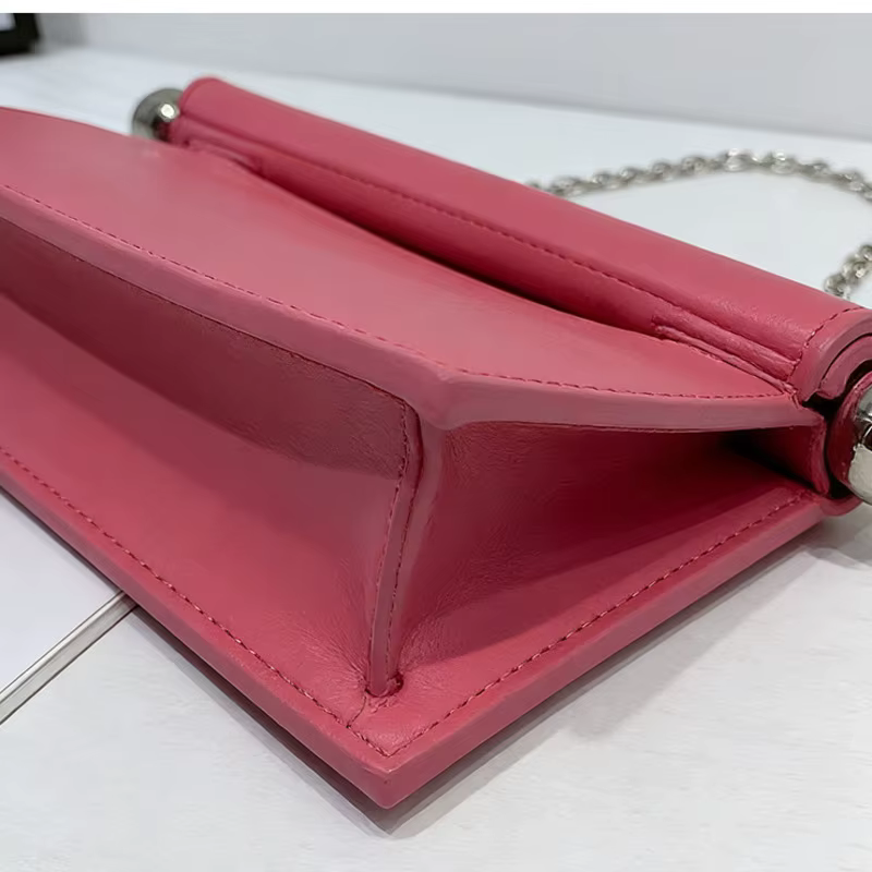 Pochette tendance pour femmes avec bord roulé
