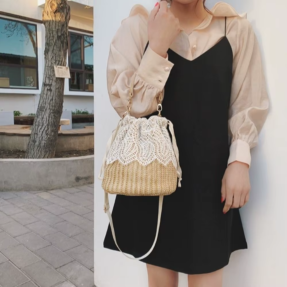 Sac à bandoulière en paille et dentelle