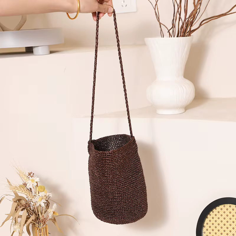 Sac seau décontracté grande capacité tressé à la main, couleur unie, design en paille avec liseré métallique, sac à bandoulière bohème fait main pour la plage