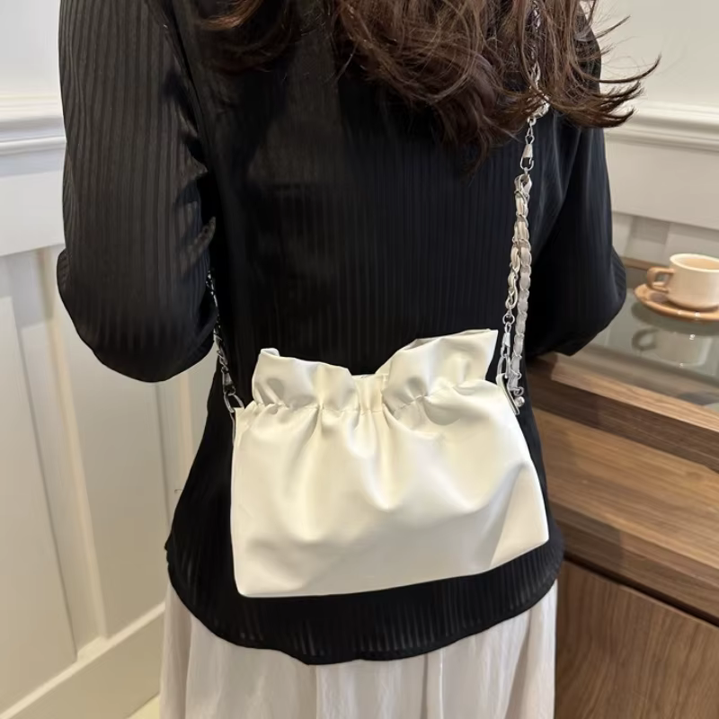 Sac seau élégant en satin plissé avec cordon de serrage et bandoulière chaîne
