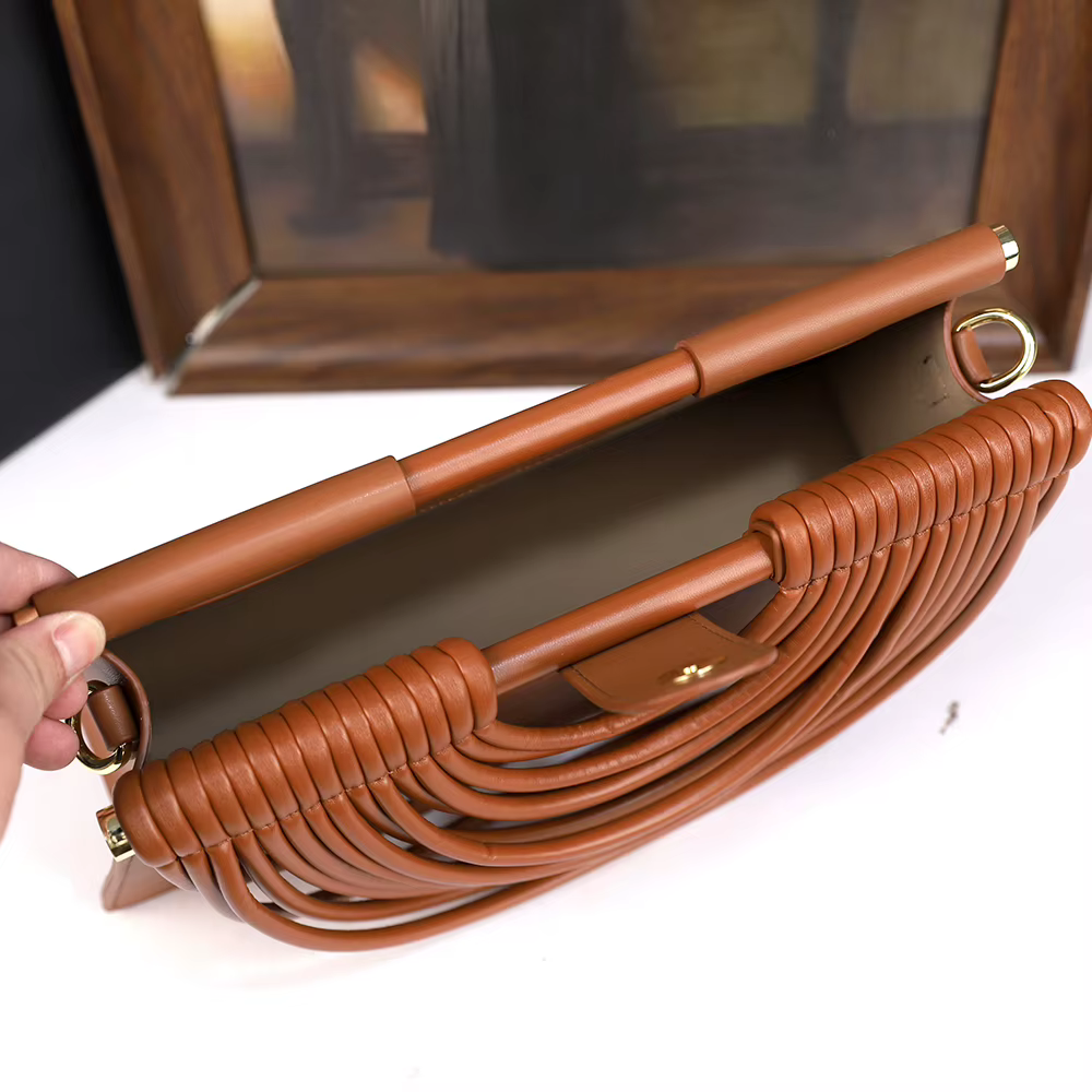 Le nouveau sac tissé à main avec lignes 2025 est un sac à main unique