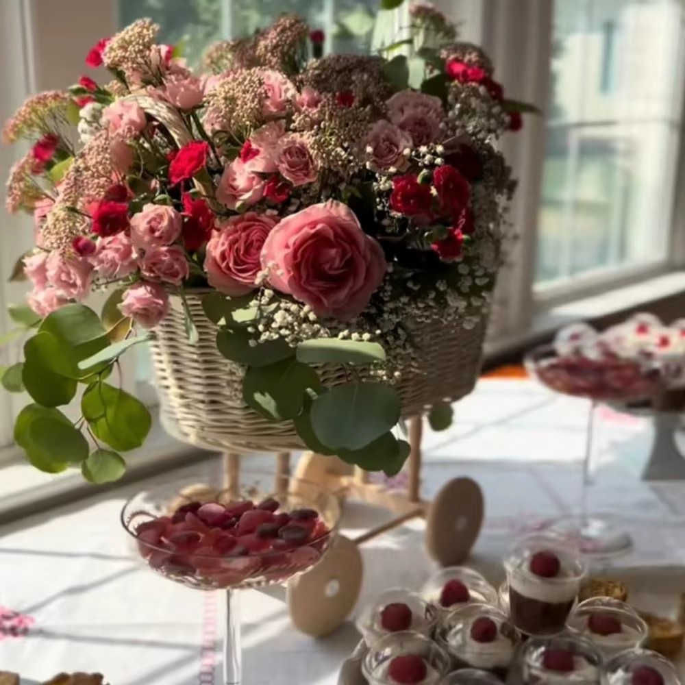 Panier à fleurs tressé vintage en forme de poussette