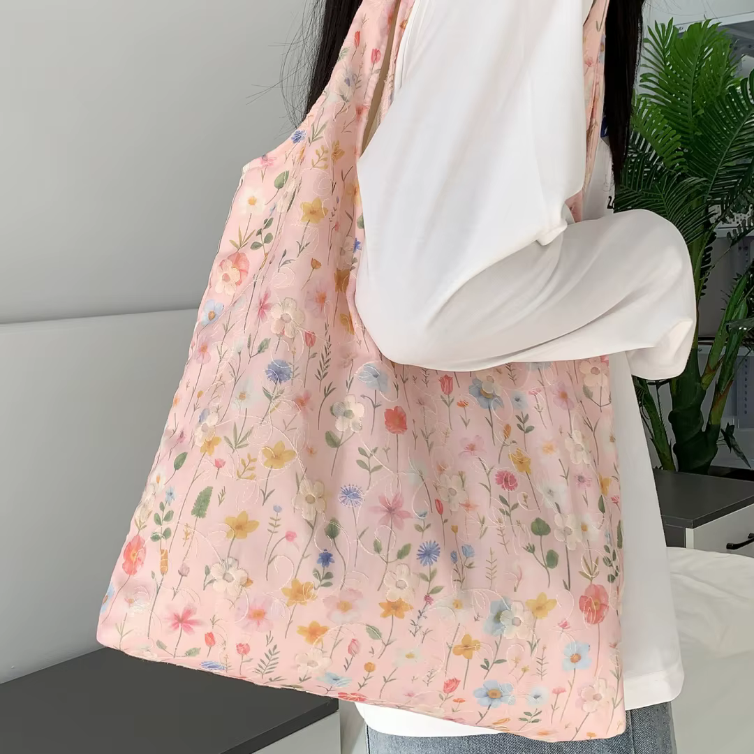 Sac à main léger brodé à fleurs